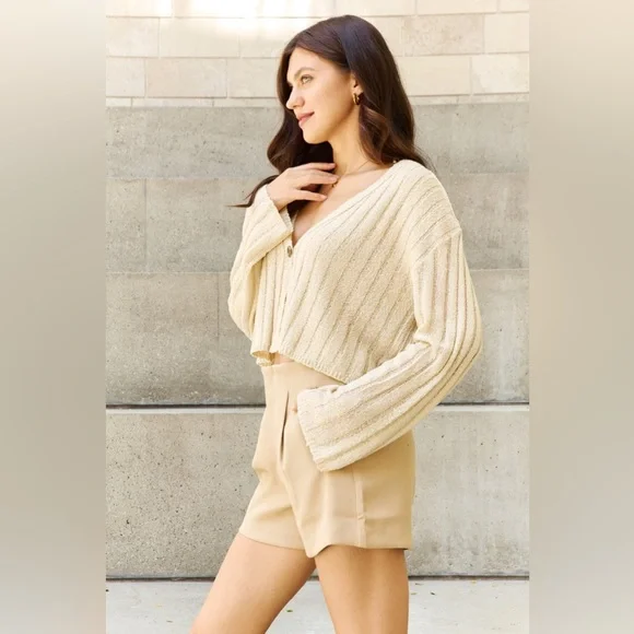 (Last Size!) Flared Sleeve Button Cropped Cardigan - Picture 4 of 8